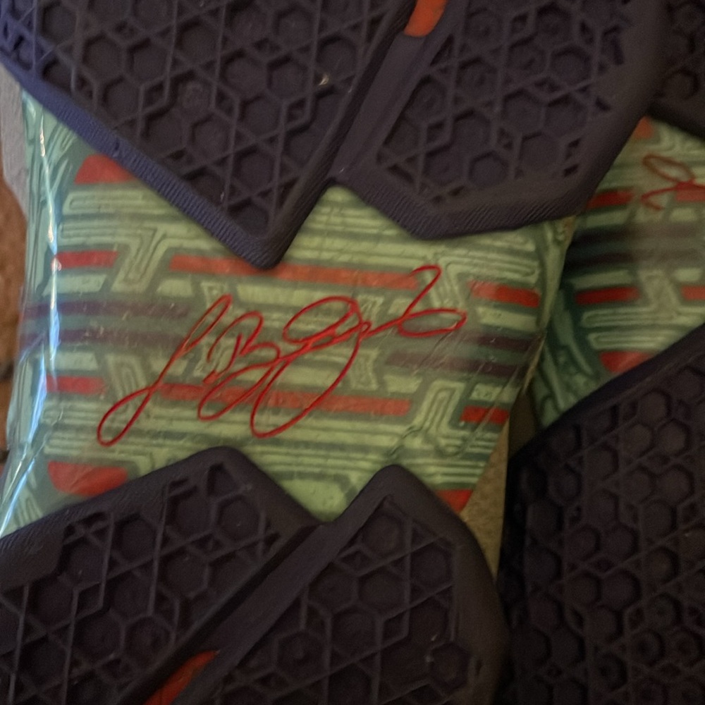 Lebron 11 Basketball Shoes - Picture 4 of 9